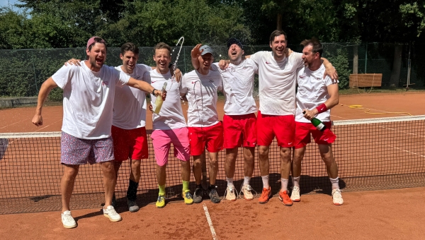 Herren 30 des TuS Ampen feiern Aufstieg!